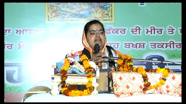 Sadhvina Radha Ji Brindavan painted the devotees with spiritual color by giving a katha at Dera Bapu Ganga Das Mahilpur.